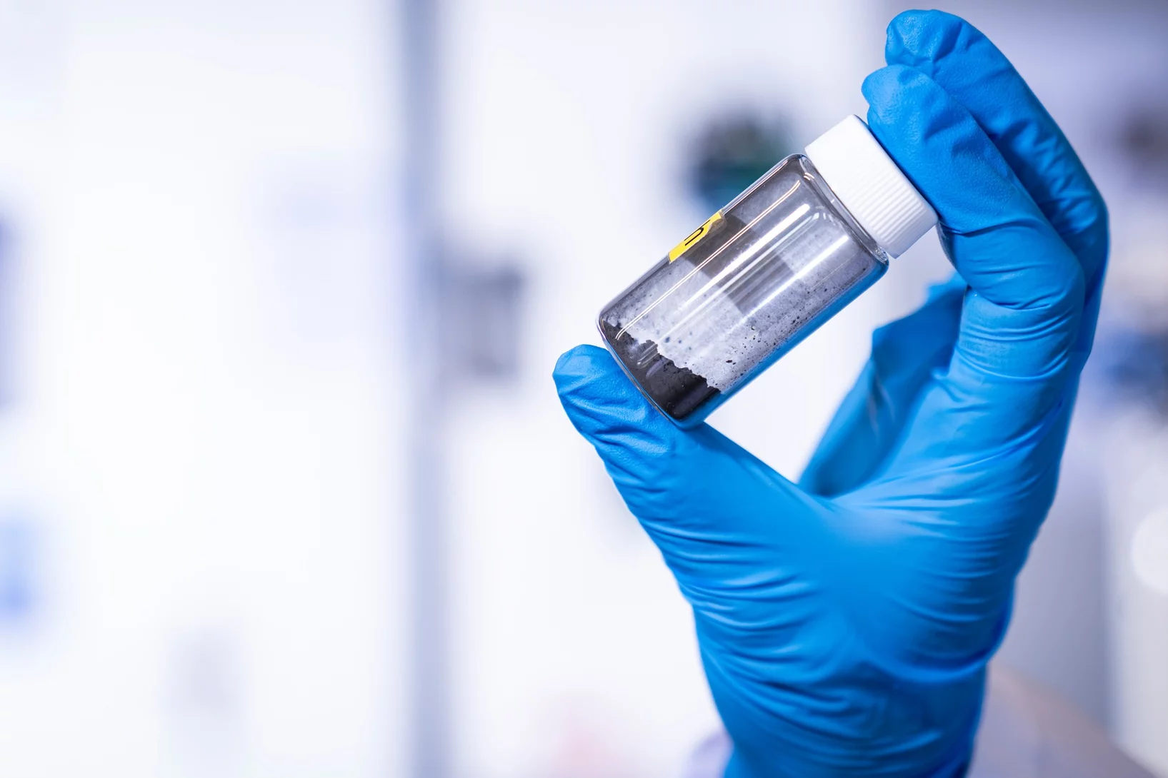 Close-up of a glass vial containing a cobalt-based catalyst powder, captured in the lab at the Paul Scherrer Institute PSI. Researchers at the PSI Center for Energy and Environmental Sciences have discovered why this catalyst performs more efficiently in alkaline environments during hydrogen production. 